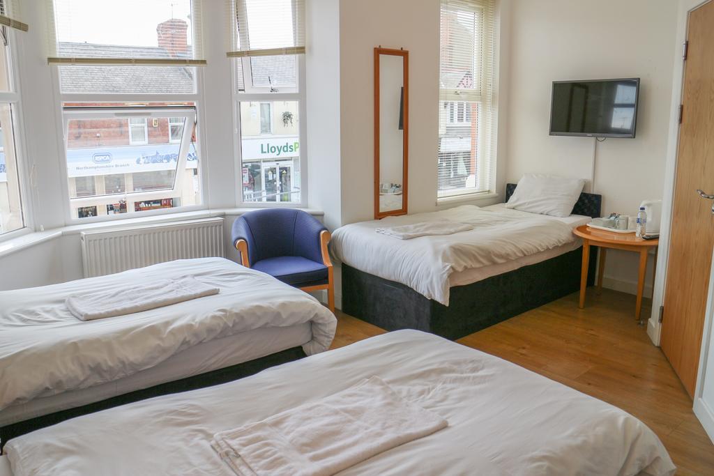 Oscar Lodge Northampton Quarto foto